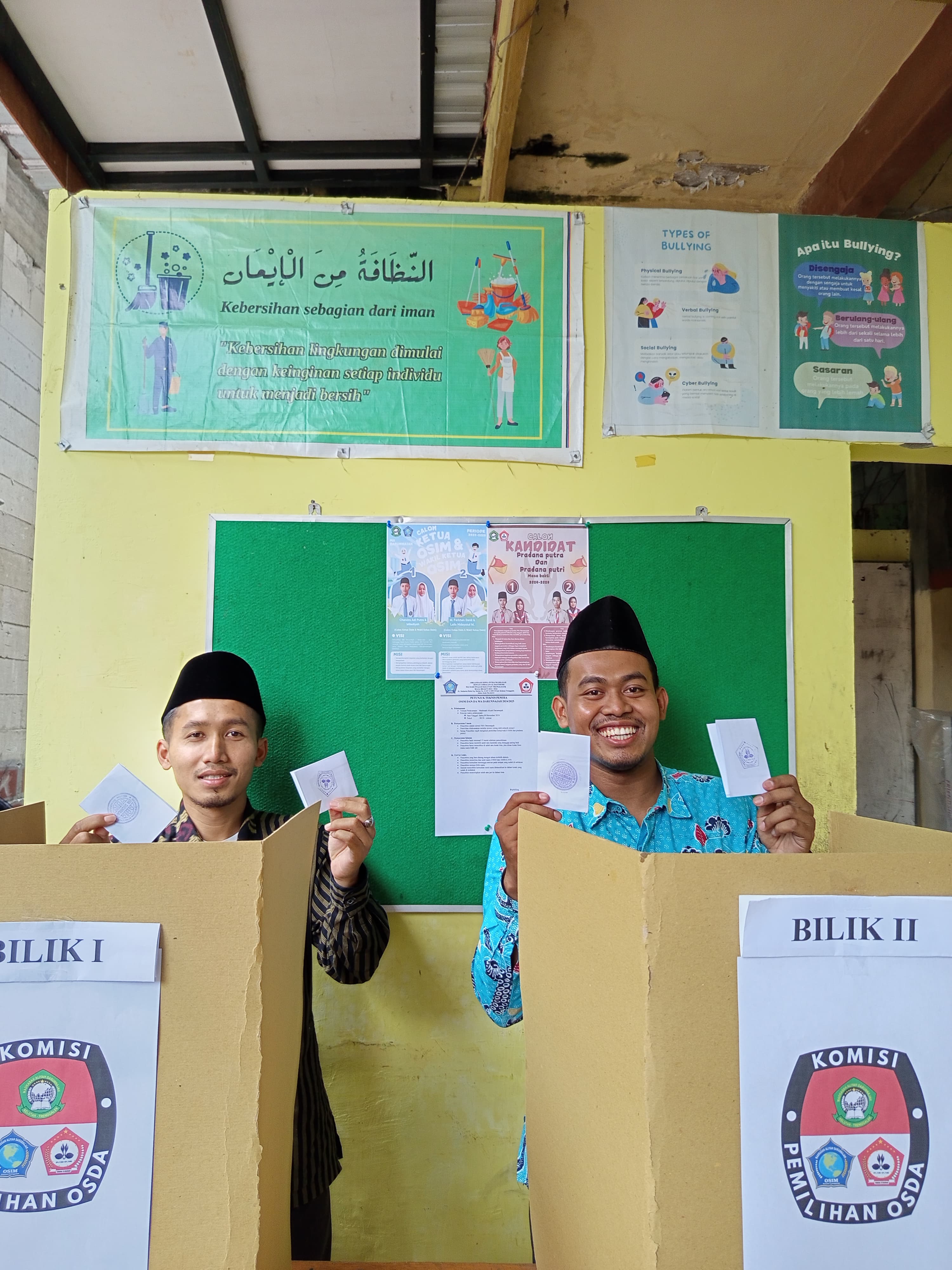 Bapak Kepala Madrasah dan Guru berpartisipasi dalam Pemilihan Umum Ketua dan Wakil Ketua OSIS serta Pradana Dewan Ambalan