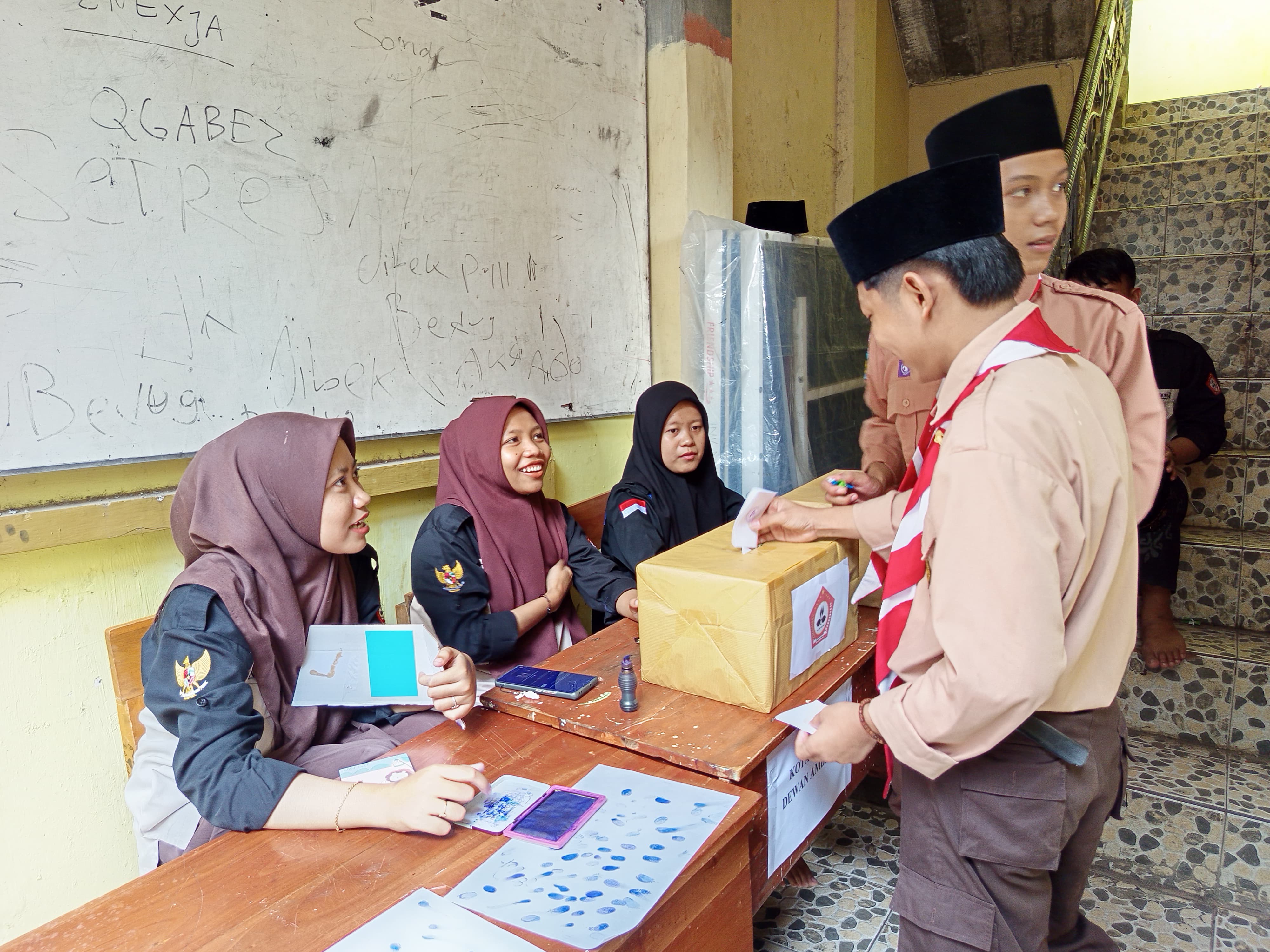 Para siswa berpartisipasi dalam Pemilihan Umum Ketua dan Wakil Ketua OSIS serta Pradana Dewan Ambalan